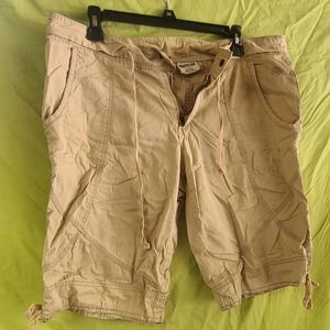 Magellan khaki Bermuda short